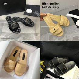 Paris Women Beach Slippers 2024 Nuevo verano diseñador de moda romana sandalias planas femenino látex zapatos suaves suaves chanes de tornillo de tornillo de tornillo