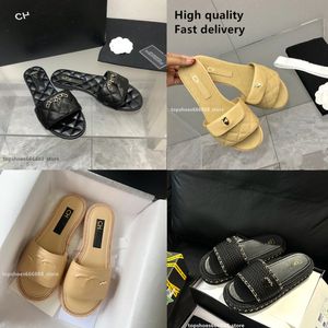 Paris Women Beach Slippers 2024 Nouveau été matelassé de mode matelassé de luxe Sandales plates féminines Chaussures à semelle douce Tories Top-flip-flops Tong Slide Channel Flaps