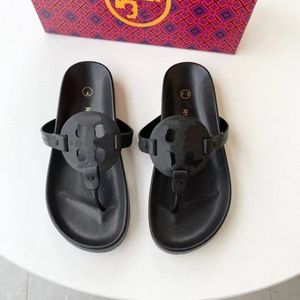 Paris Women's Sandals Summer Soft Bottom Fashion veelzijdige T-schoenen Dames 2024 Nieuwe merken Designer Designer Slide Rubber Flip-Flops Flat Sandal Women Slippers Tory