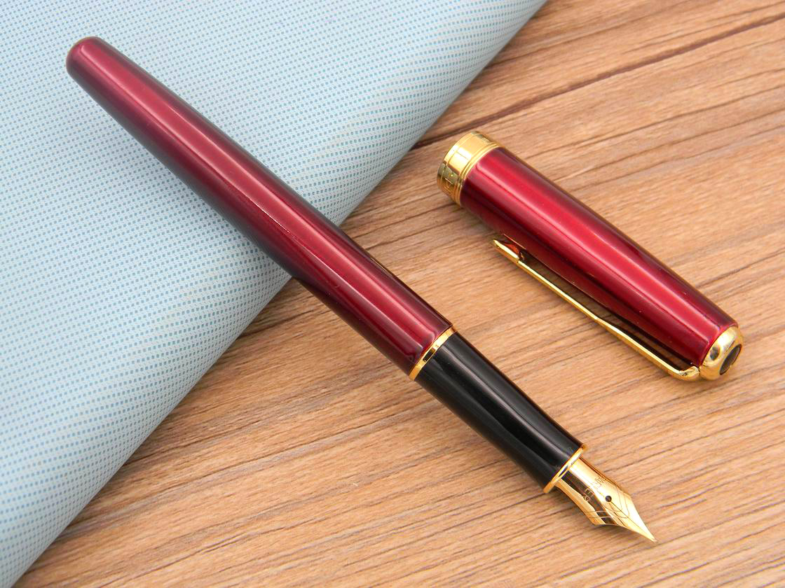 Escrevendo Business Sonnet Red Lacquer com Trim Golden M NIB PENE