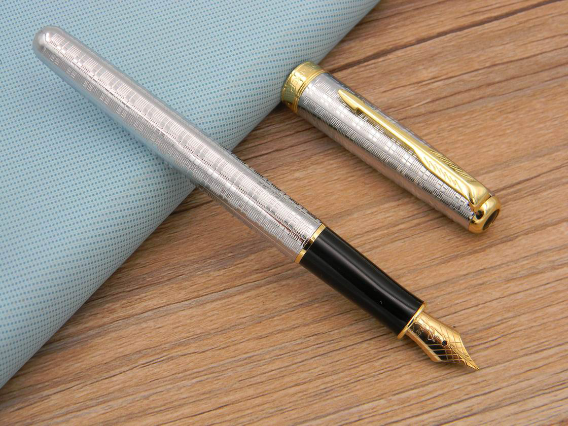 Regalo aziendale Parker Sonnet Penna stilografica con pennino M medio placcato argento