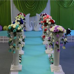 Colonne romaine blanche de décor de fête avec la route artificielle de fleur de lys de rose a cité le pilier de coureurs d'allée pour la décoration de célébration de mariage