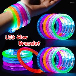 Feestdecoratie 10/15/30/50 stks LED Light Up Armbanden Neon Gloeiende Bangle Lichtgevende Polsbandjes Glow In The Dark Benodigdheden voor kinderen Volwassenen