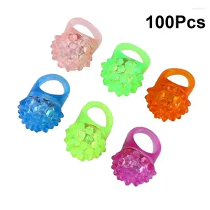 Feestdecoratie 100 stks gloeiende aardbeienringen lichte led ring vinger omhoog jelly hobbelige knipperende bubbel rave rave kleur gunsten