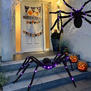 Decoración de fiesta 125 cm Araña de simulación gigante de miedo negro con luz LED púrpura enorme Accesorios embrujados Decoración de araña de Halloween al aire libre para interiores 220915