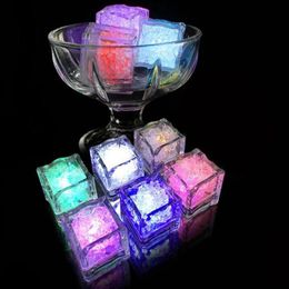 Décoration de fête 12pcs flash coloré LED lumière de glace lueur dans les cubes lumineux automatiques sombres Noël Festival de mariage Bar Tool278U