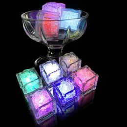 Décoration de fête 12pcs flash coloré LED lumière de glace lueur dans les cubes lumineux automatiques sombres Noël Festival de mariage Bar Tool246v