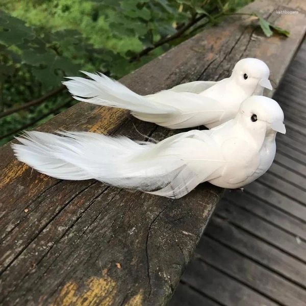 Décoration de fête 2pcs mousse artificielle pigeons blancs avec de vraies plumes artisanat faux oiseaux pour le jardin d'anniversaire de mariage