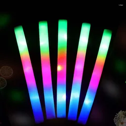 Décoration de fête 4pcs LED Luminous Sticks rave mousse Glow Stick RGB Fluorescent Dark Light pour les fournitures de festival d'anniversaire de mariage de bar