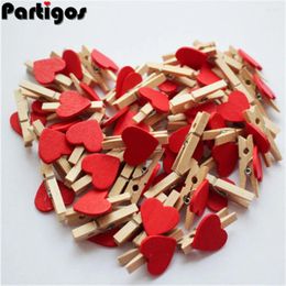 Decoración de fiestas 50 piezas/lote Corazón rojo Amor ropa de madera PO PEG PEJ PIS Mini Clips Postcard Clips Wedding Wedding Stationery