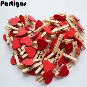 Feestdecoratie 50 stks/veel rood hart liefde houten kleding po paper pin pin mini waskleding ansichtkaart clips huis bruiloft briefpapier