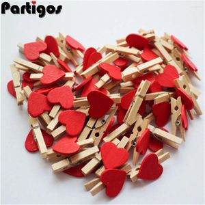 Décoration de fête 50pcs / lot coeur rouge adore vêtements en bois po de papier pigle pignon mini-pinces à linge clips de carte postale à la maison
