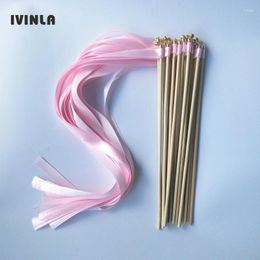 Decoración de fiesta 50ppcs / lote Light Pink Wedding Ribbon Wands Ribon Stick Twirling Streamers con campana de oro para