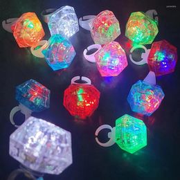 Décoration de fête 96pcs LED clignotant les anneaux de diamant 3 modes éclairer l'éclat de mariage de doigt flash coloré dans l'alimentation sombre