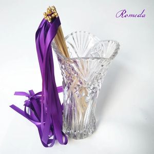 Décoration de fête arrivée 50pcs / lot baguettes de ruban de mariage violet avec bâton de banderoles virevoltantes de cloche d'or