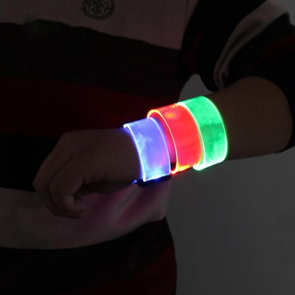 Decoración de fiesta, batería, pulsera emisora de luz, brazalete para correr, luz intermitente de seguridad, banda de entretenimiento, accesorios luminosos para animar TSLM1Party