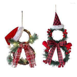 Décoration de fête chapeau de couronne de Noël avec des lumières festifs accrochages porte d'entrée pour décoration de vacances et célébrations