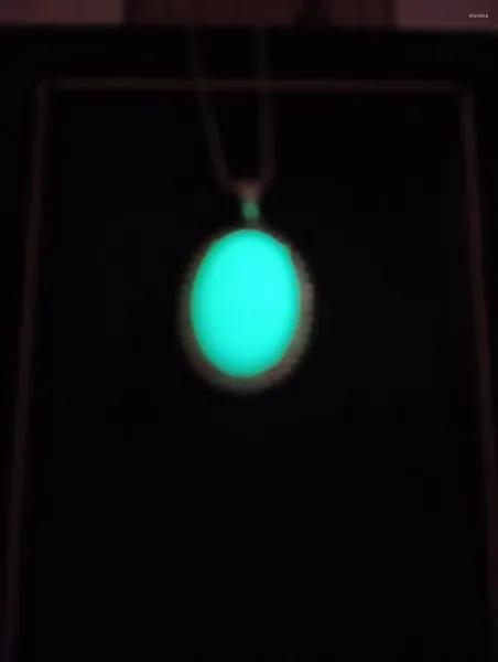 Decoración de fiestas Cool Ore Gemstone Amulet S925 Collar de plata Noche Shine Fluorite Berg Handing Talisman