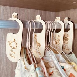 Feestdecoratie verschillende stijl een set houten baby kinderdagverblijven scheiders van geboren tot 24 maanden kledingorganisatoren garderobe groeiaanbod