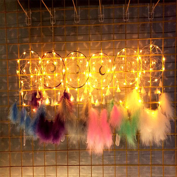 Decoración de fiesta Dream Catcher Wind Chimes 6 colores LED Pluma Colgante de pared Adorno Dreamcatcher Dormitorio Decoraciones T9I002573