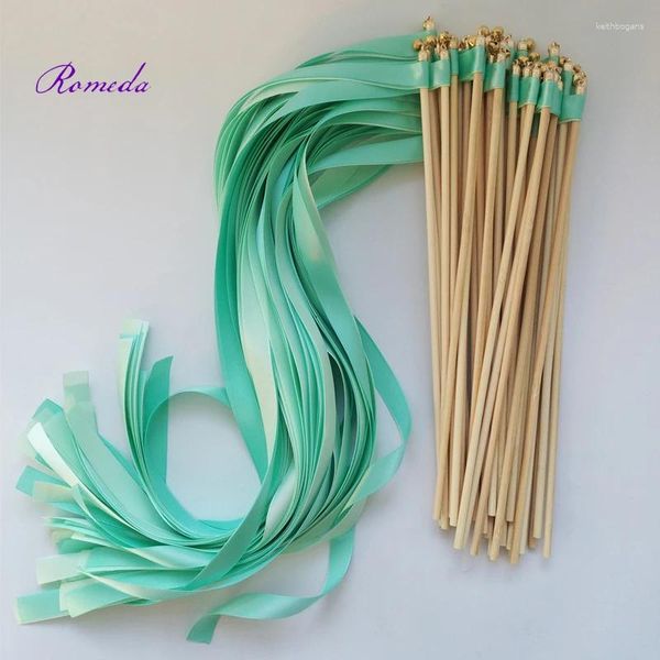 Décoration de fête Est 50pcs / lot Baguettes de ruban de mariage vert et léger avec bâton de banderoles virevoltantes de cloche d'or