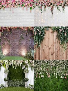 Feestdecoratie bloemen bakstenen muur