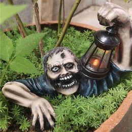 Décoration de fête Halloween Zombie Statue Ornements avec Lanterne Solaire Zombie Effrayant Gnome Horreur Résine Sculpture Pelouse Jardin Statue Gard C5M9 x0905 x0905