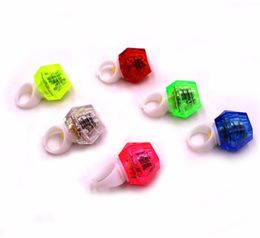 Party Decoratie LED Glow Rings Light Up flitsende diamant in de Dark Pack Birthday Gunsten