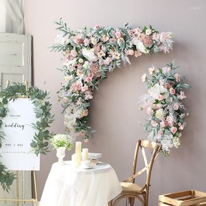Feestdecoratie maken rozenbloemarrangement bruiloft boog muur thuisraam display