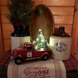 Decoración de fiesta Feliz Navidad Decoraciones Año Decoraciones de mesa con luces Camión de granja rojo que lleva Adornos de estatua de resina de árbol de Navidad 220908