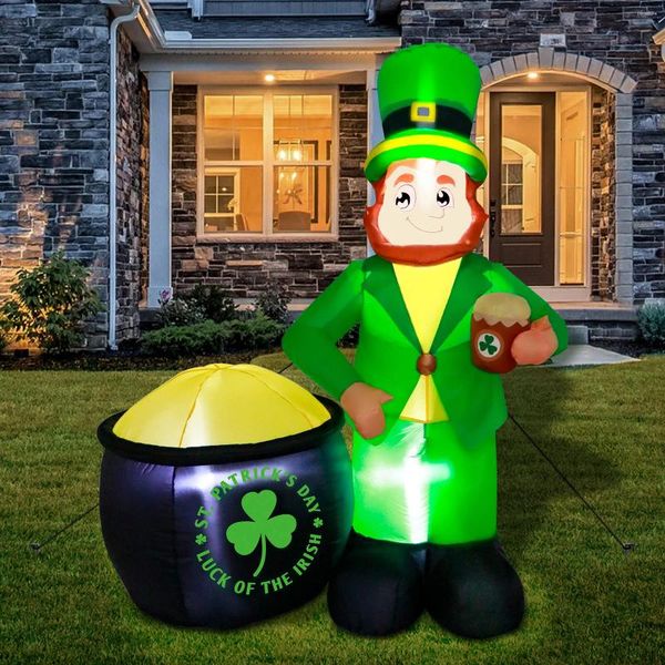 Decoración de fiesta Ourwarm 6FT St Patricks Day Inflables al aire libre con olla de oro que sostiene la cerveza Mano Buildin Luz LED para la decoración del patio del césped