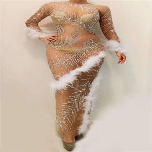 Décoration de fête P1 Femme Ehinestones Robe de soirée Voir à travers la jupe de hanche sexy Plume Cristal Outfit Mesh Perspective Host Birthday Wear