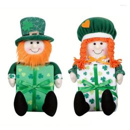 Décoration de fête Patricks Day, Gnome irlandais vert tenant une boîte-cadeau, Figurine sans visage faite à la main K92A