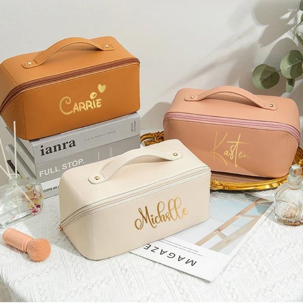 Decoración de fiesta Bolsa de cosméticos personalizada Bolsa de maquillaje de PU portátil Mujeres Bolsa de baño impermeable con nombre Regalo para dama de honor