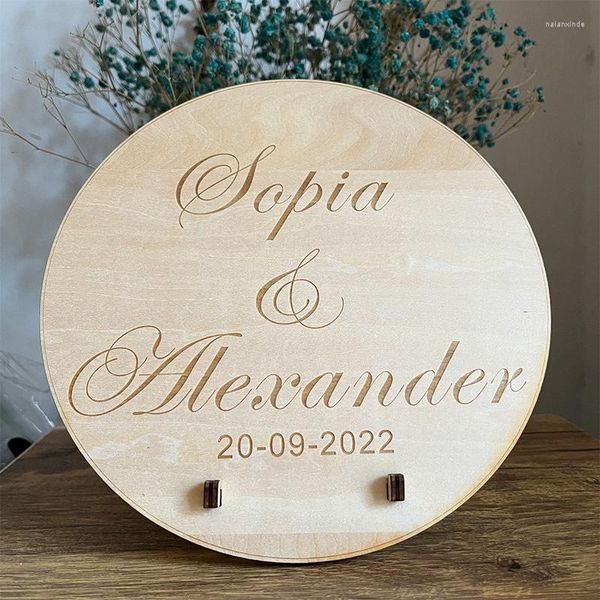 Decoración de fiesta Nombre personalizado Fecha Boda Signos redondos Grabado láser Letra de madera Signo Mesa de regalo con soporte para ceremonia