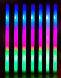 Décoration de fête RGB LED Glow Sticks Éclairage en bâton multi-couleurs foncées pour les jouets de mariage Logo personnalisé 220pcs9754519
