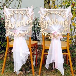 Feestdecoratie rustieke bruiloft houten stoel bord slinger vorm bruid en bruidegomtafel decoratieparty