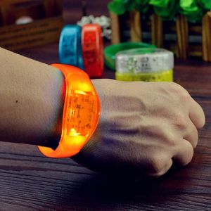 Partijdecoratie stem-geactiveerde LED Glow Lichtgevende armband voor huwelijksclubs Concerten Dansen, wandelen, paardrijden, hardlopen