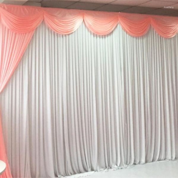 Decoración de fiesta, telón de fondo de boda blanco con guirnaldas rosadas y cortinas, escenario al por mayor