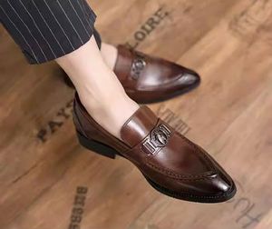 Feestontwerper Men Business Wedding Shoes Lounded Pointed tenen Loafers Ademend klassiek mode zwart leer casual 1142