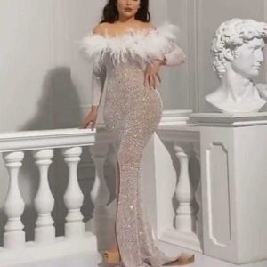 Robes de soirée 2023 nouvelle robe de femme sexy plume dorée fendue fesse robe de soirée de banquet T230303