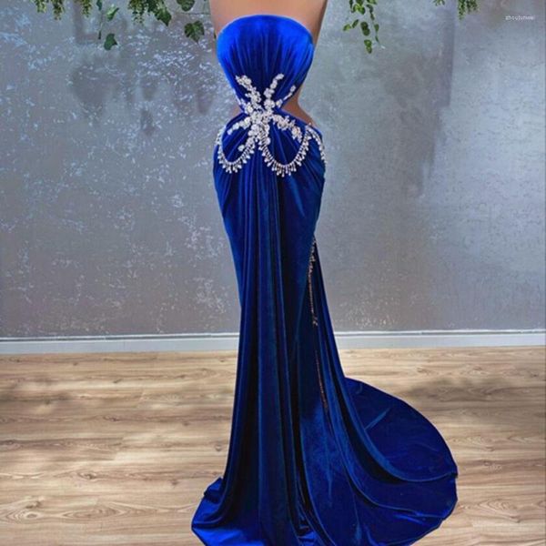 Vestidos de fiesta 2023 Royal Blue Long Prom Velvet Vestido de novia sin tirantes Tallas grandes por encargo Cristales con cuentas Vestidos de noche