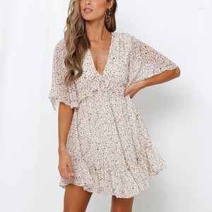 Feestjurken 2023 Zomerprint Deep V Neck Boho jurk vrouwen teruggelopen ruche sexy strandvestidos met korte mouwen