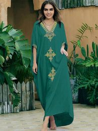 Robes de fête 2024 Elegant Gold Broidered Kaftan rétro Robe à col en V pour femmes vêtements de vacances d'été Plage de plage Maxi Q1373