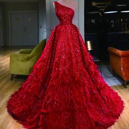 Robes de fête 2024 EST RED RED FEATH ONE COMPE BALLE Prom Sparkly Sequins Dubai Celebrity Dress Vestidos