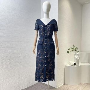 Robes de fête 2024 Navy Bleu à manches courtes courtes Hollow Out Lace Belted Women Top Quality Midi Robe