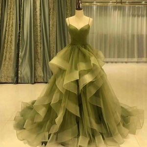 Robes de fête 2024 Olive Green Prom Designer Ruffle Ruffle Tulle Jupe formelle Femmes Gown Spaghetti STAPS CÉLÉBRITÉ ORIVES