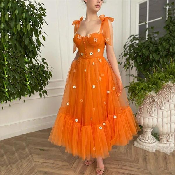 Robes de fête 2024 Orange Prom Fleurs courtes Fleurs papillon Robe de soirée formelle Boucles de tier à arc Longueur Pageant Robe à la maison
