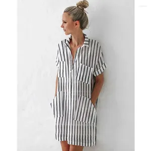 Robes de fête 2024 Summer Femme Style Mid-Longle Striped Striped Shirt Loose Line Taille Pocket Pocket White White Dames Robe
