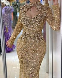 Robes de fête Abendkleider Gold Beded Evening Middle East Dubai Crystals High Neck Prom Robe 2024 Robes du Soir